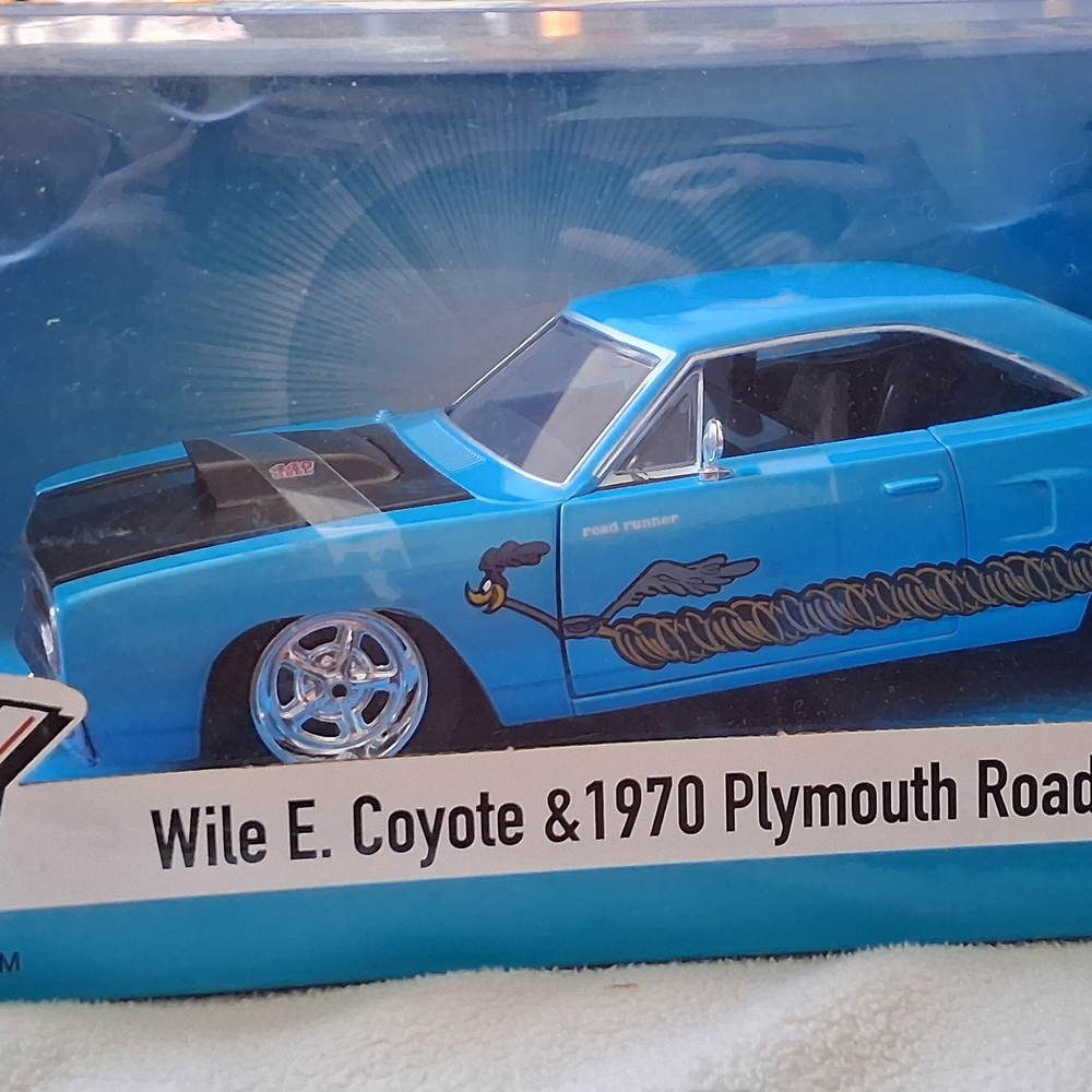 Wile E. Coyote & 1970 Plymouth Road Runner Diecast Model
